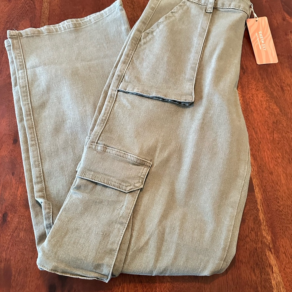 SOLD-High-Waisted Green Cargo Pants - Picture 10 of 10